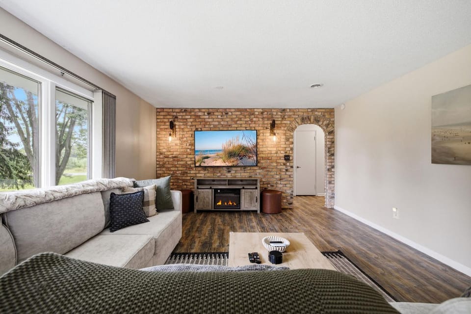 Creekside Lodge w Pool Retreat Billiards & Arcade House in Baroda
