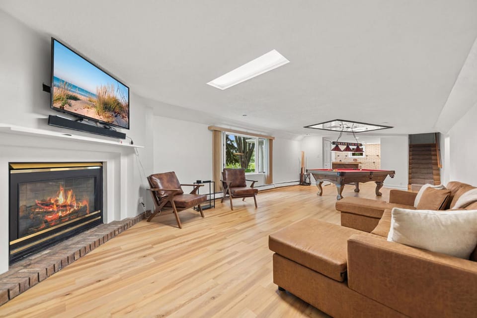 Communal lounge/ TV room, TV and multimedia, Living room, Seating area, Evening entertainment