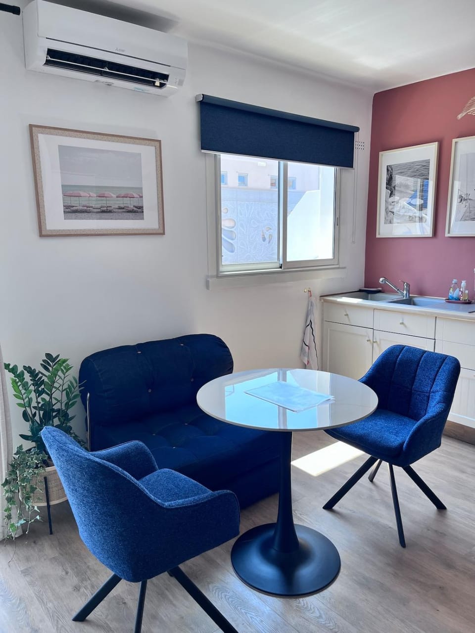 Seating area, Dining area, air conditioner