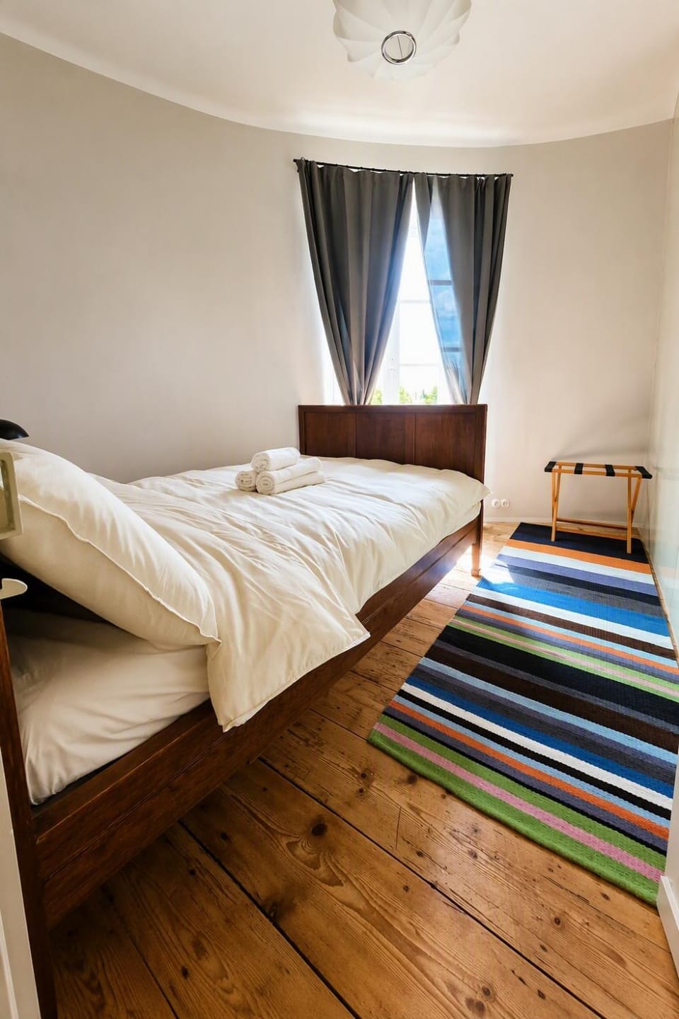 Bed, towels
