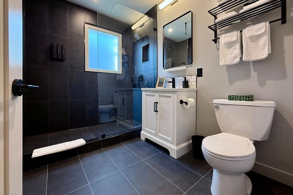 Shower, Toilet, Bathroom, towels