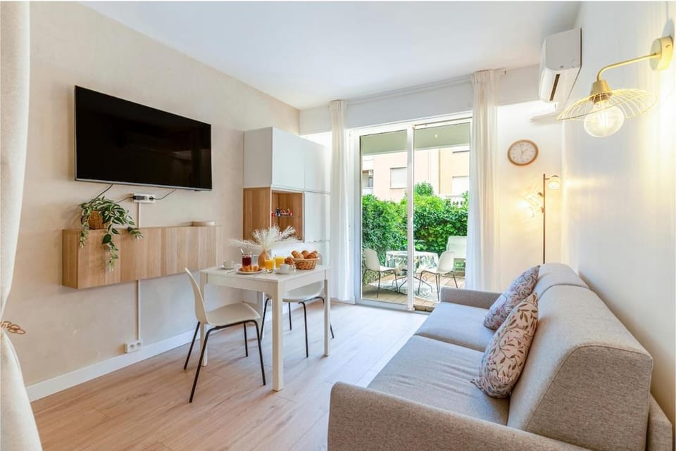 Patio, TV and multimedia, Living room, Seating area, Dining area, air conditioner