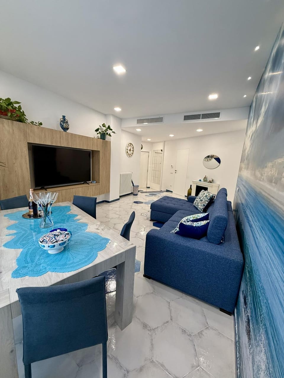 Communal lounge/ TV room, TV and multimedia, Living room, Lounge or bar, Seating area, fireplace, locker, wardrobe, air conditioner