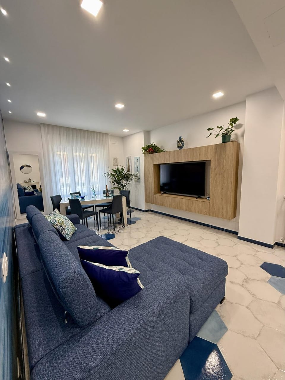 Communal lounge/ TV room, TV and multimedia, Living room, Lounge or bar, Seating area, locker