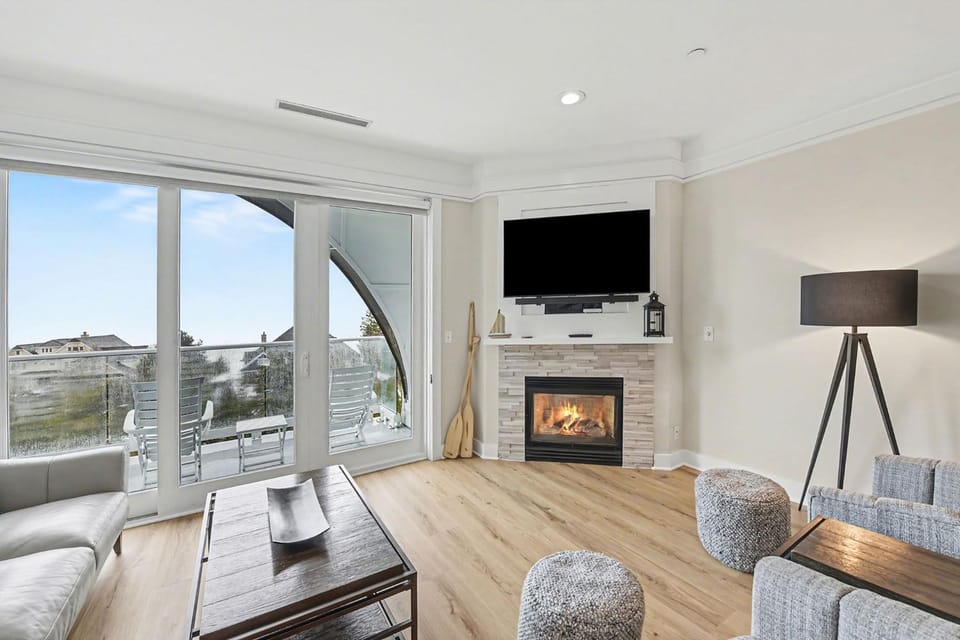 Maritime Lakeview Suite 409: Enjoy stunning lake views in Bay Harbor, MI. Apartment in Bay Harbor