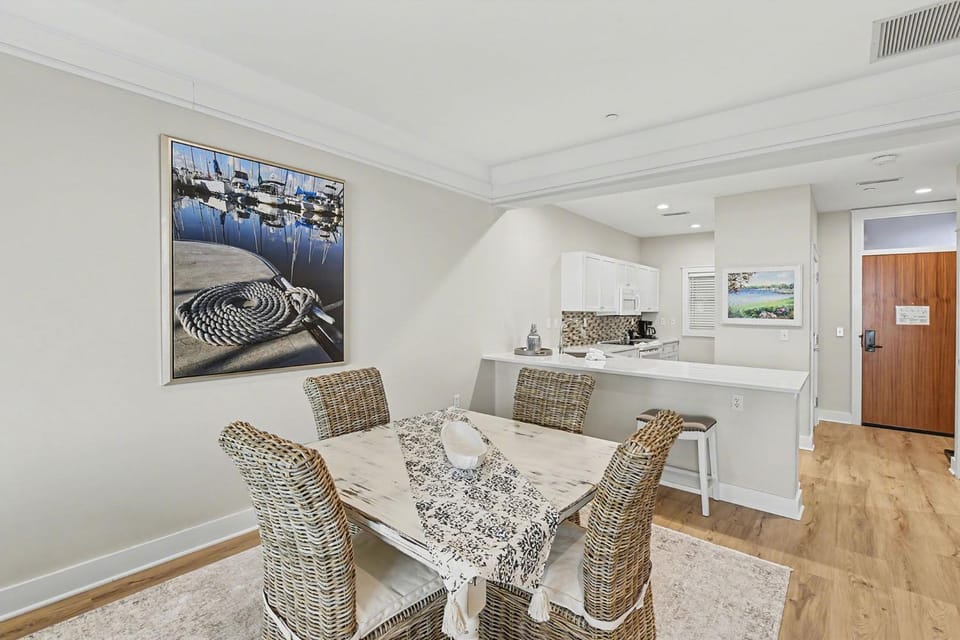 Maritime Lakeview Suite 409: Enjoy stunning lake views in Bay Harbor, MI. Apartment in Bay Harbor
