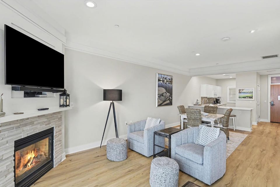 Maritime Lakeview Suite 409: Enjoy stunning lake views in Bay Harbor, MI. Apartment in Bay Harbor