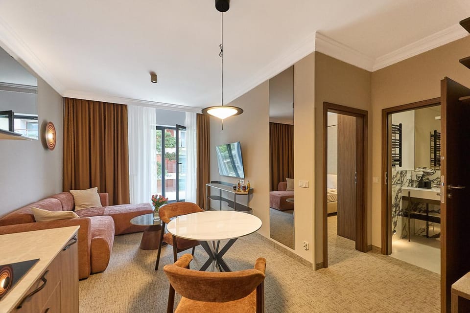 Golden Hour Apartments- Maroon Apartment in Swinoujscie