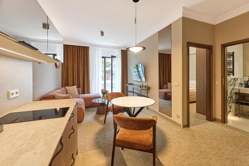 Golden Hour Apartments- Maroon Apartment in Swinoujscie