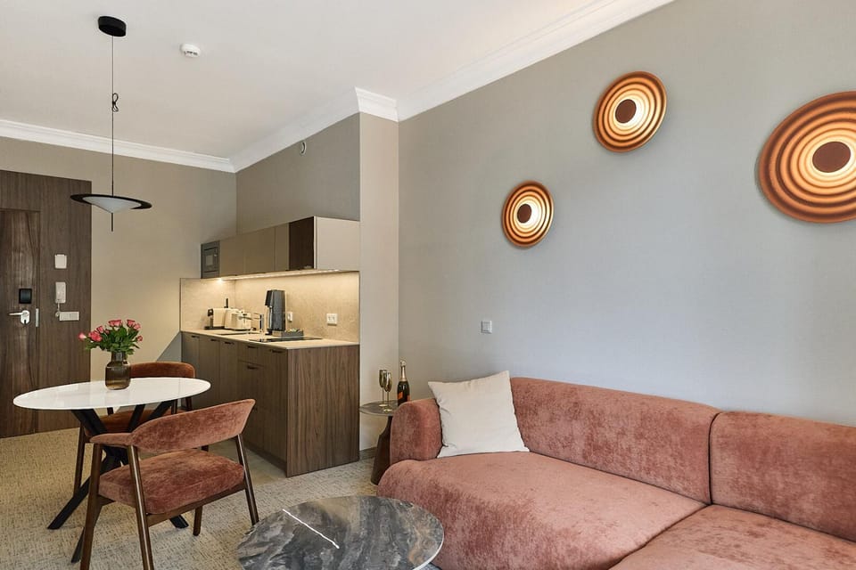Golden Hour Apartments- Maroon Apartment in Swinoujscie