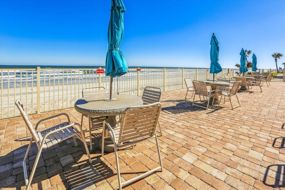 New Summer Deal: Free Fun and Beach Gear Credit House in Crescent Beach
