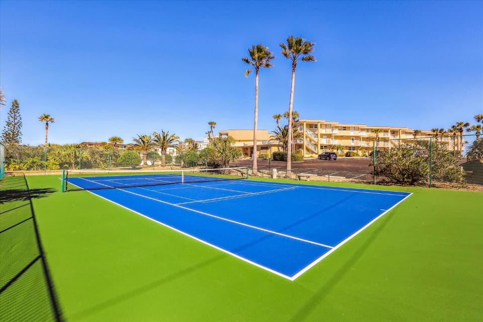 New Summer Deal: Free Fun and Beach Gear Credit House in Crescent Beach