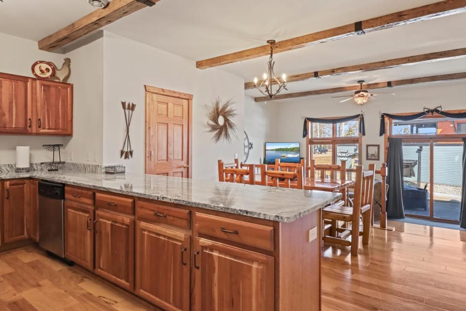 Condo on Lake Minocqua, Walk to Downtown Dock Available Apartment in Minocqua Lake