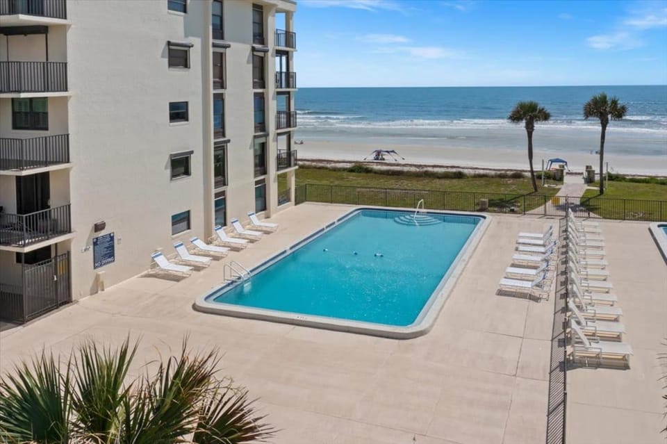 New Summer Deal: Free Fun and Beach Gear Credit House in Crescent Beach