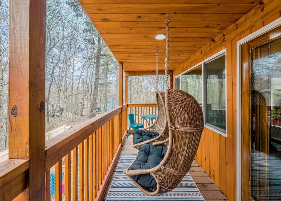 Sauna Hot Tub Game Room Swingset Sleeps 12 House in Coolbaugh Township