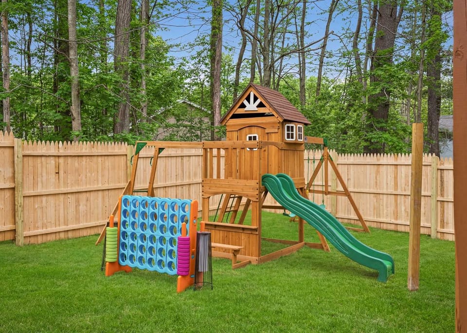 Sauna Hot Tub Game Room Swingset Sleeps 12 House in Coolbaugh Township