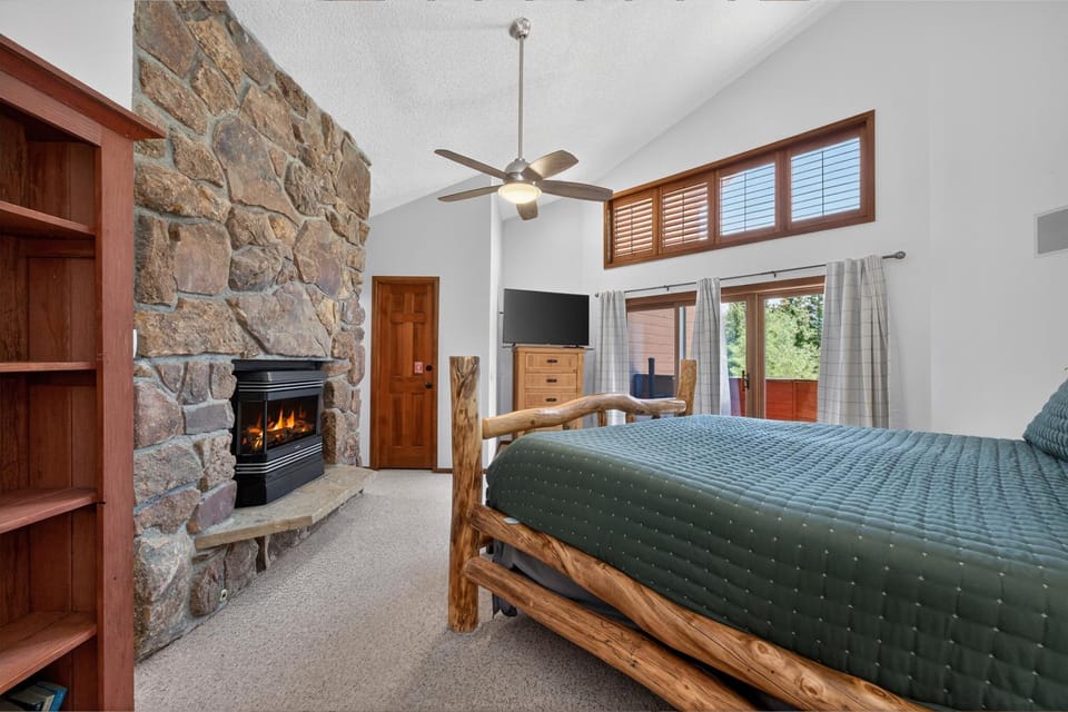 Bed, Day, TV and multimedia, Balcony/Terrace, Bedroom, fireplace, furniture