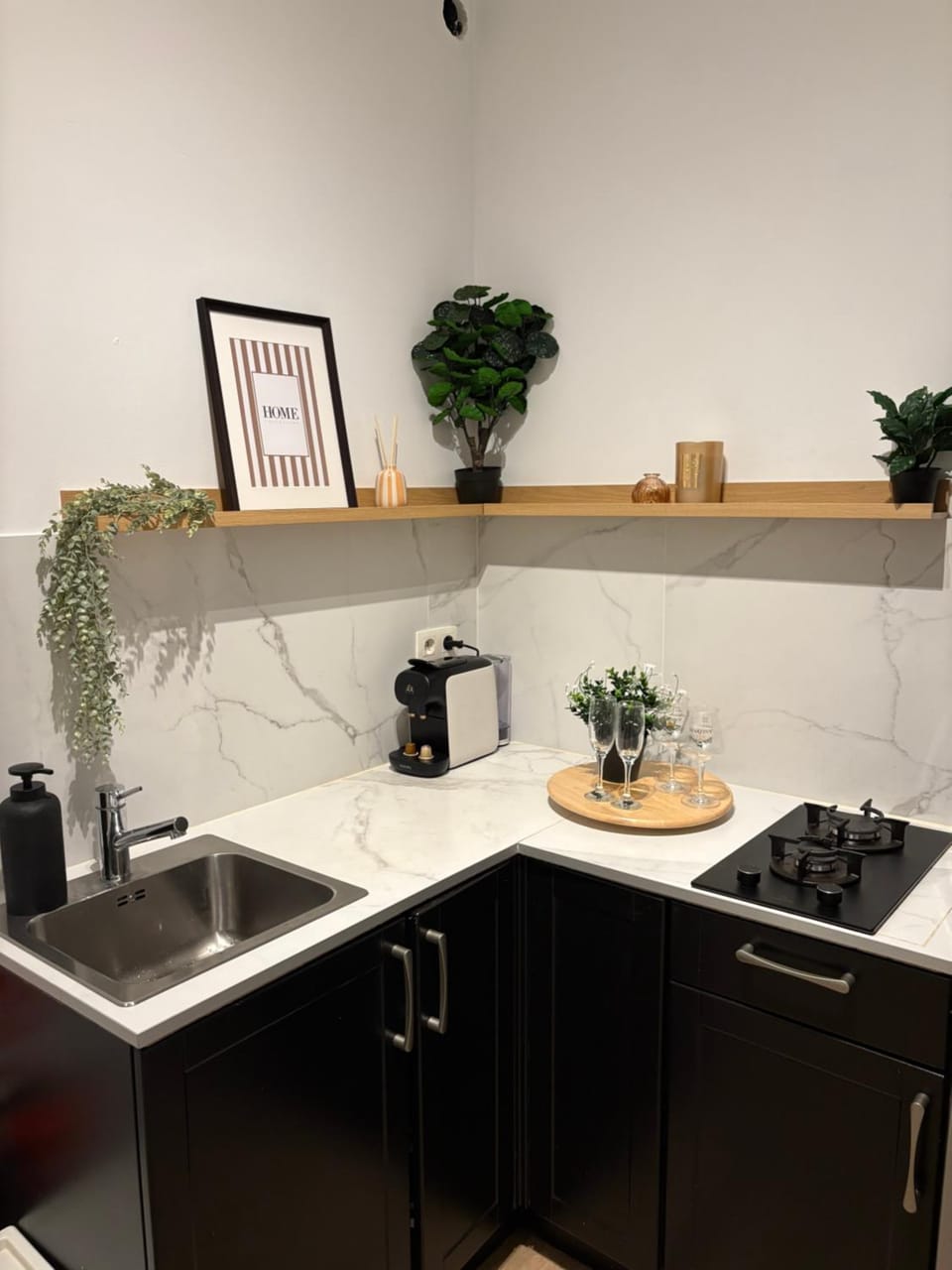 Coffee/tea facilities, Kitchen or kitchenette, stove