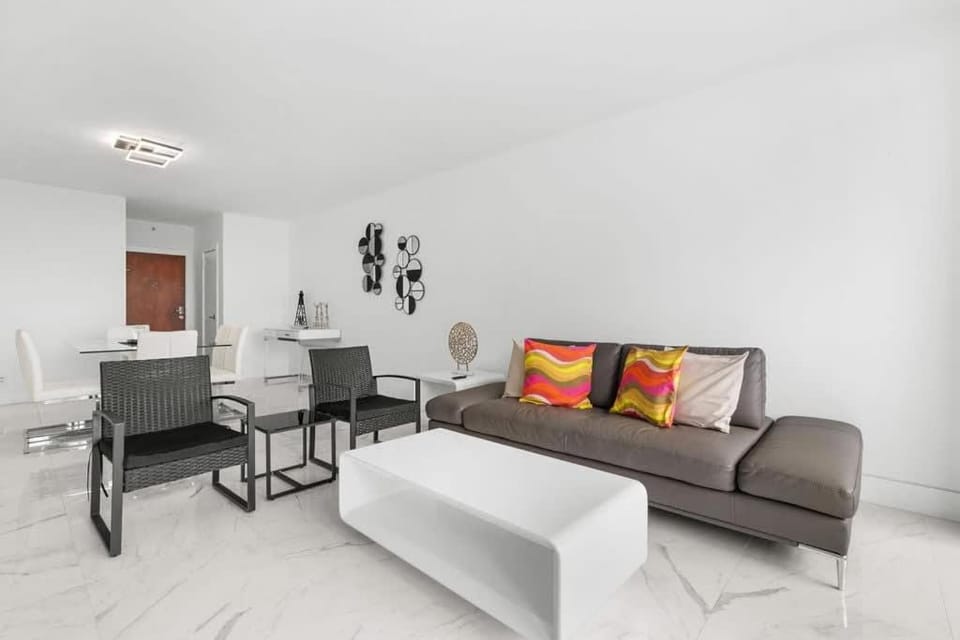 Beachfront 1BR Apartment W-Kitchen - No Resort Fee Apartment in Hollywood Beach