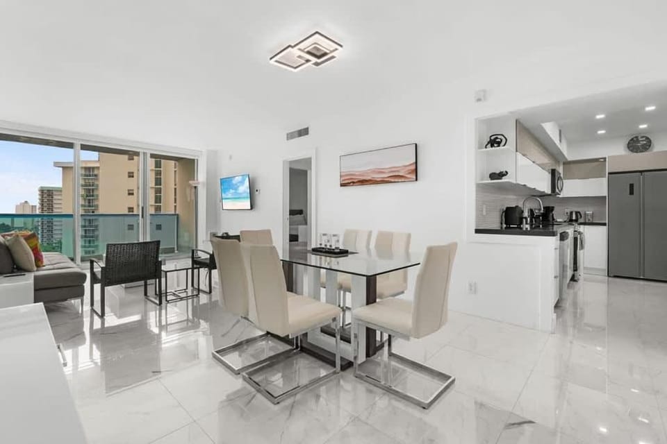 Beachfront 1BR Apartment W-Kitchen - No Resort Fee Apartment in Hollywood Beach