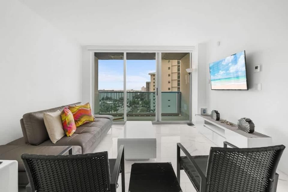 Beachfront 1BR Apartment W-Kitchen - No Resort Fee Apartment in Hollywood Beach