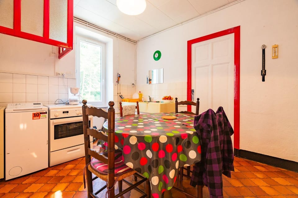 Property building, Kitchen or kitchenette, Living room