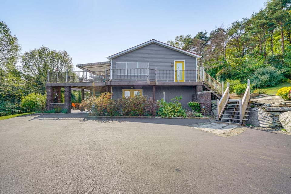 Hudson Valley Multi-Unit Escape: Secluded + Scenic House in Hollowville
