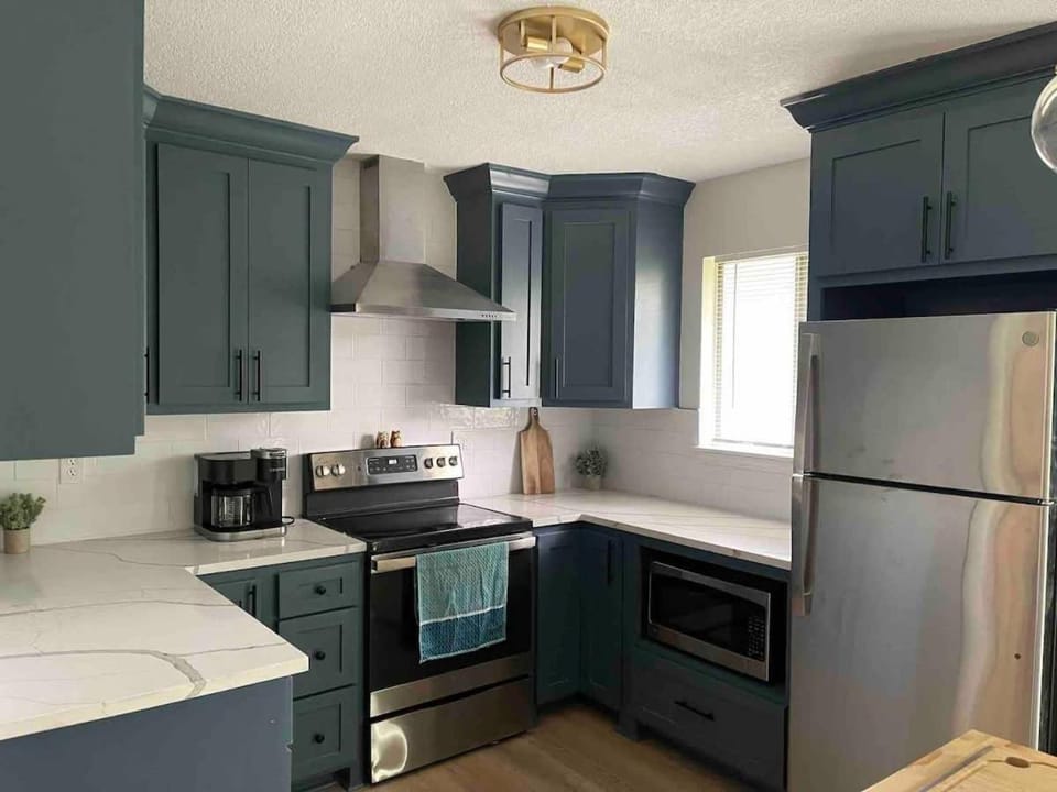 Stylish 2BR Near hwy Advent HealthDowntown OP House in Overland Park