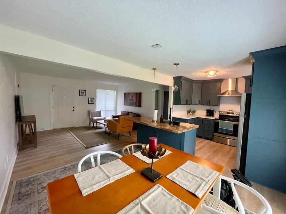 Stylish 2BR Near hwy Advent HealthDowntown OP House in Overland Park
