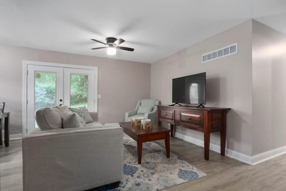 Cozy Updated 3BRAdvent Health House in Overland Park
