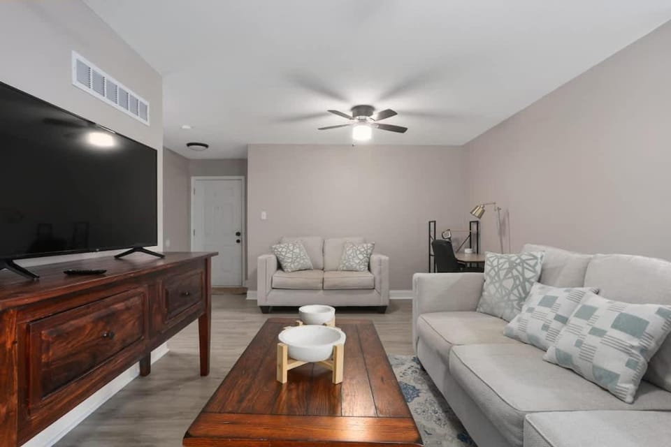 Cozy Updated 3BRAdvent Health House in Overland Park