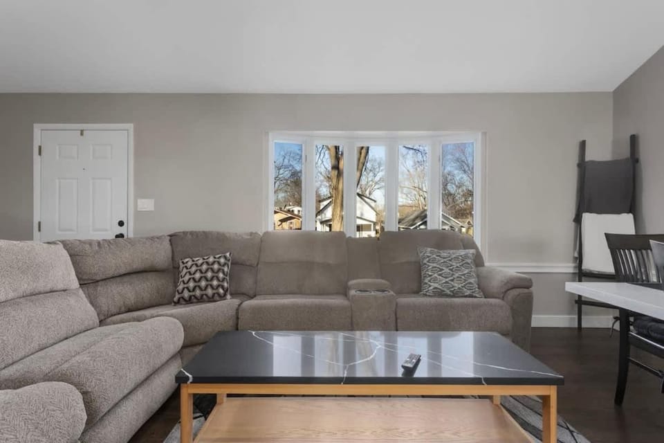 Westwood Luxury Home 4 Kings Fire Pit Gym House in Overland Park