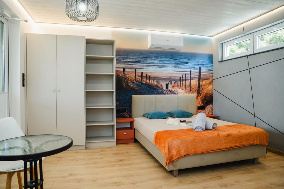 Bedroom, air conditioner