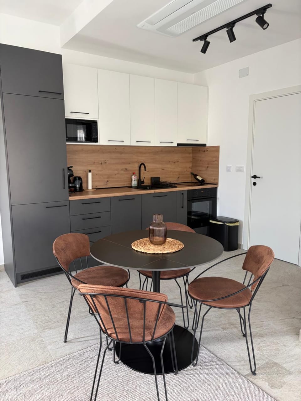 Kitchen or kitchenette, Seating area, Dining area, stove