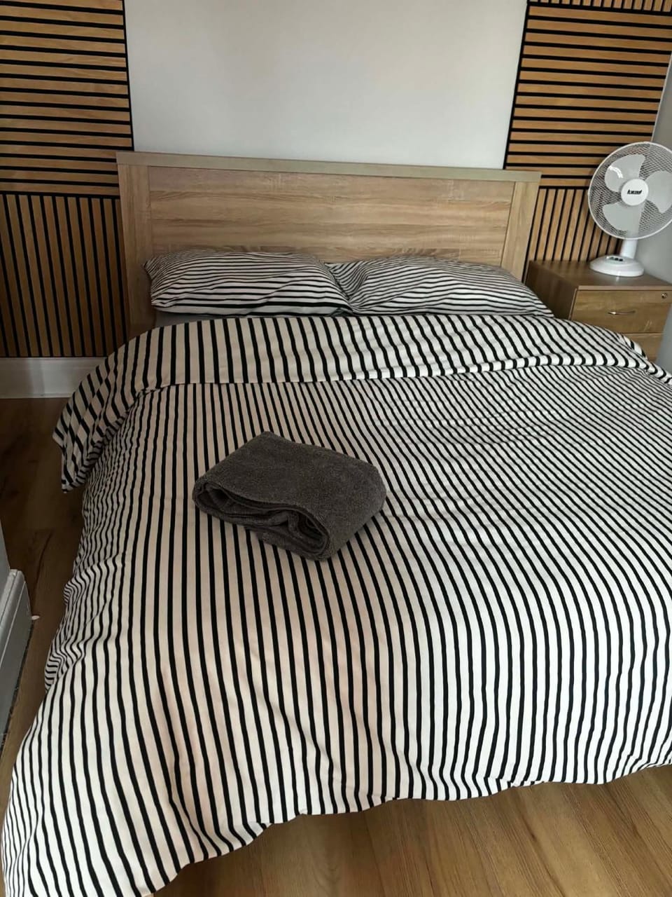Lawson house Tv with Sky sports close to beach, football stadium, town centre Apartment in Grimsby