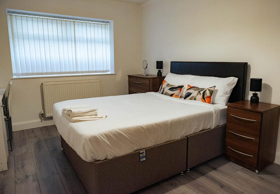 Bed, Bedroom, towels