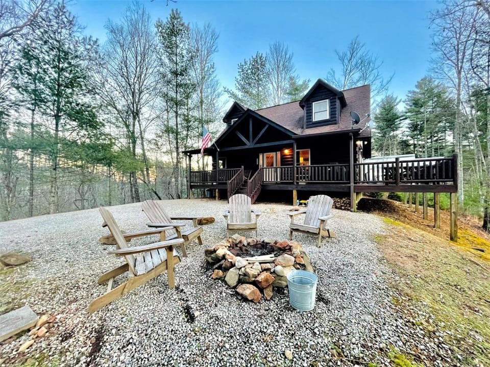 Tree Top Getaway close to Fontana Lake and NOC - Free Train Tix! House in Stecoah