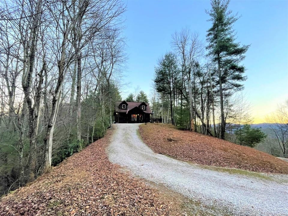 Tree Top Getaway close to Fontana Lake and NOC - Free Train Tix! House in Stecoah