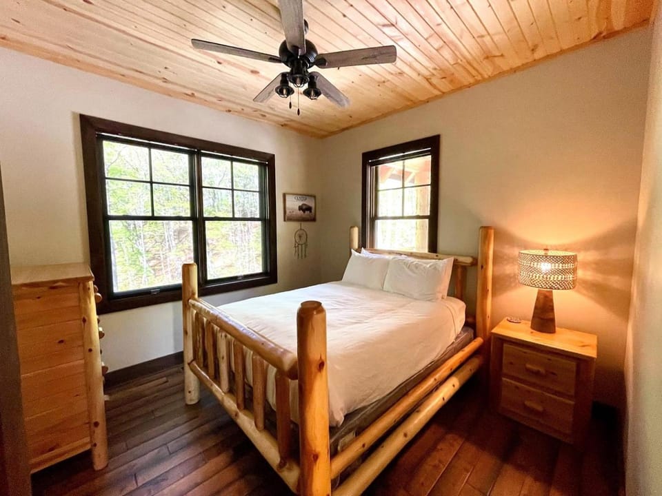Trestle Ridge Cabin - Teen, Kid, Parent, Grandparent-Friendly Cabin in Fontana Lake