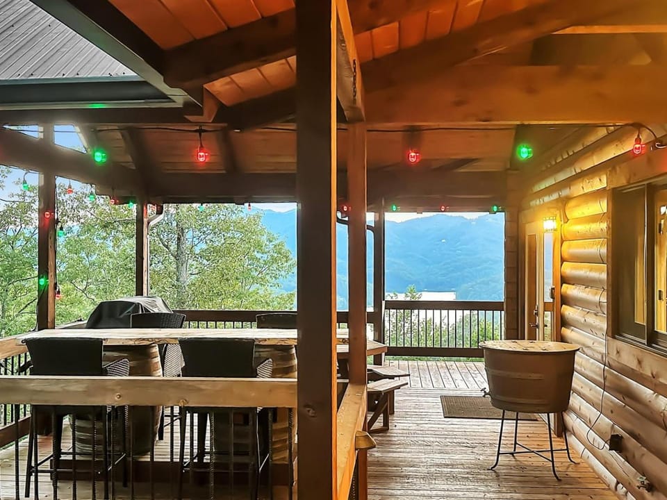 Tipsy Bear Lake House - Luxury Log home in premiere gated community House in Fontana Lake