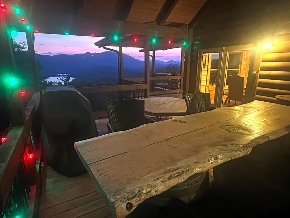 Tipsy Bear Lake House - Luxury Log home in premiere gated community House in Fontana Lake