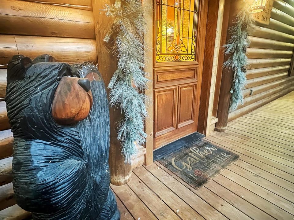 Tipsy Bear Lake House - Luxury Log home in premiere gated community House in Fontana Lake