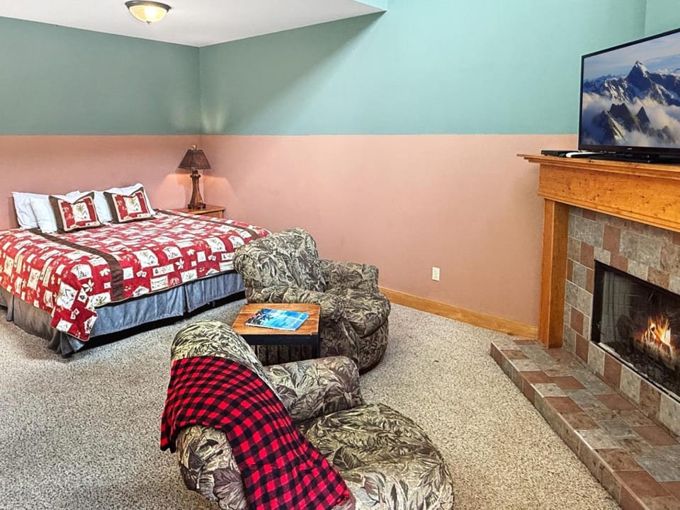 Fireplace Suite 15 at the Nantahala Village Villa in Fontana Lake