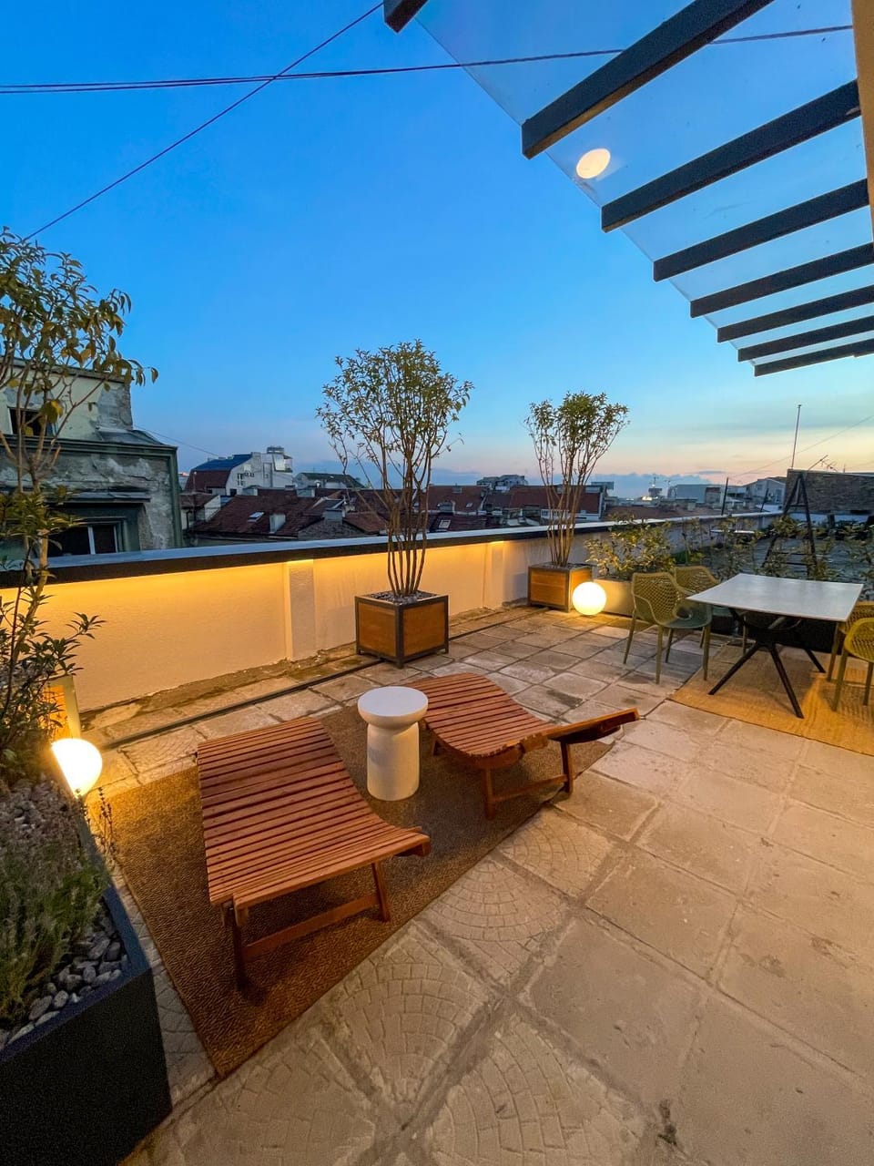 View (from property/room), Balcony/Terrace, Seating area, City view, Location