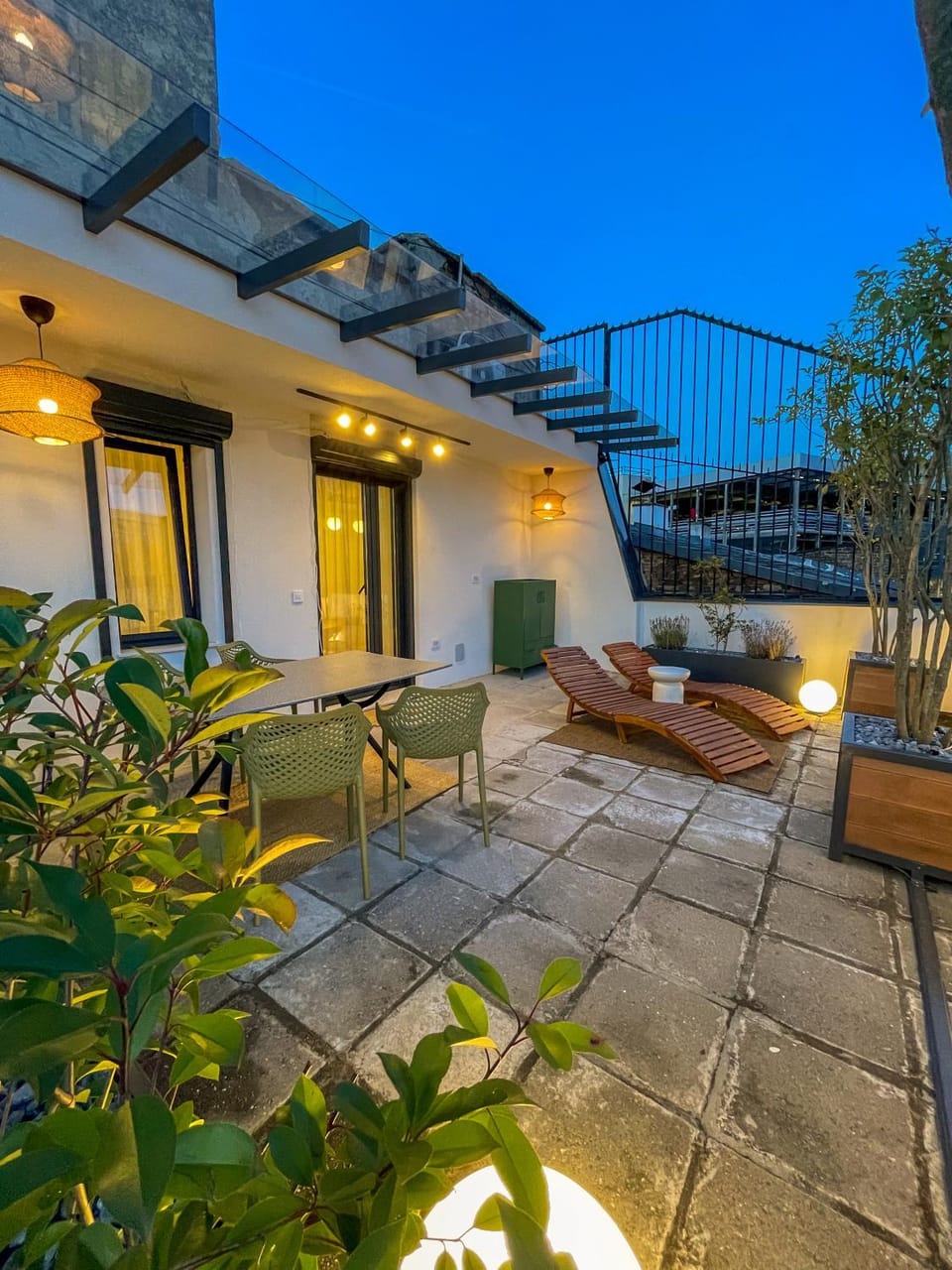 View (from property/room), Balcony/Terrace, Seating area, City view, Location