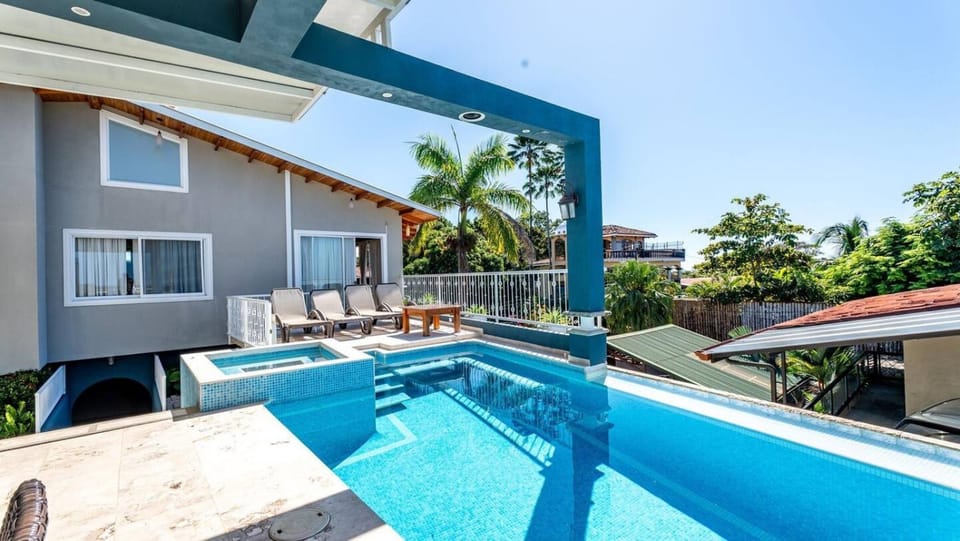 Casa Alta Vista - Centrally Located Villa in Quepos