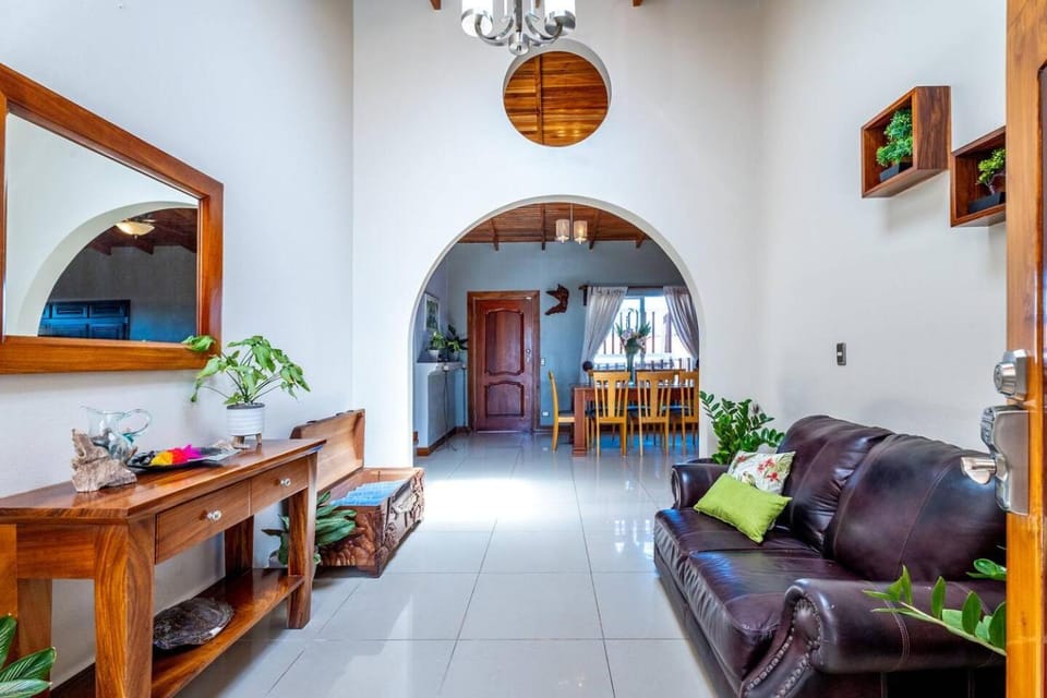 Casa Alta Vista - Centrally Located Villa in Quepos