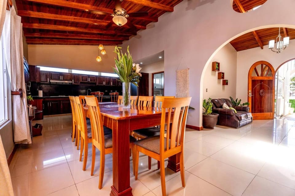Casa Alta Vista - Centrally Located Villa in Quepos