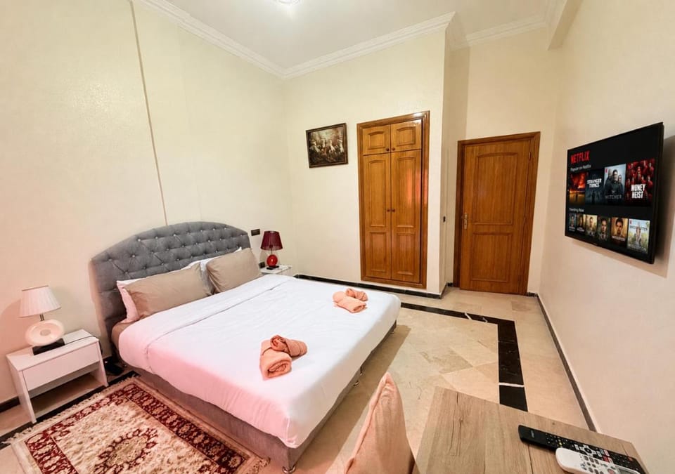 Bed, TV and multimedia, Photo of the whole room, Bedroom
