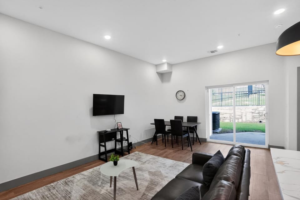 Spacious 2-bedroom with modern finishes Apartment in Austin